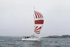 En Albin Nova seglar för spinnaker.