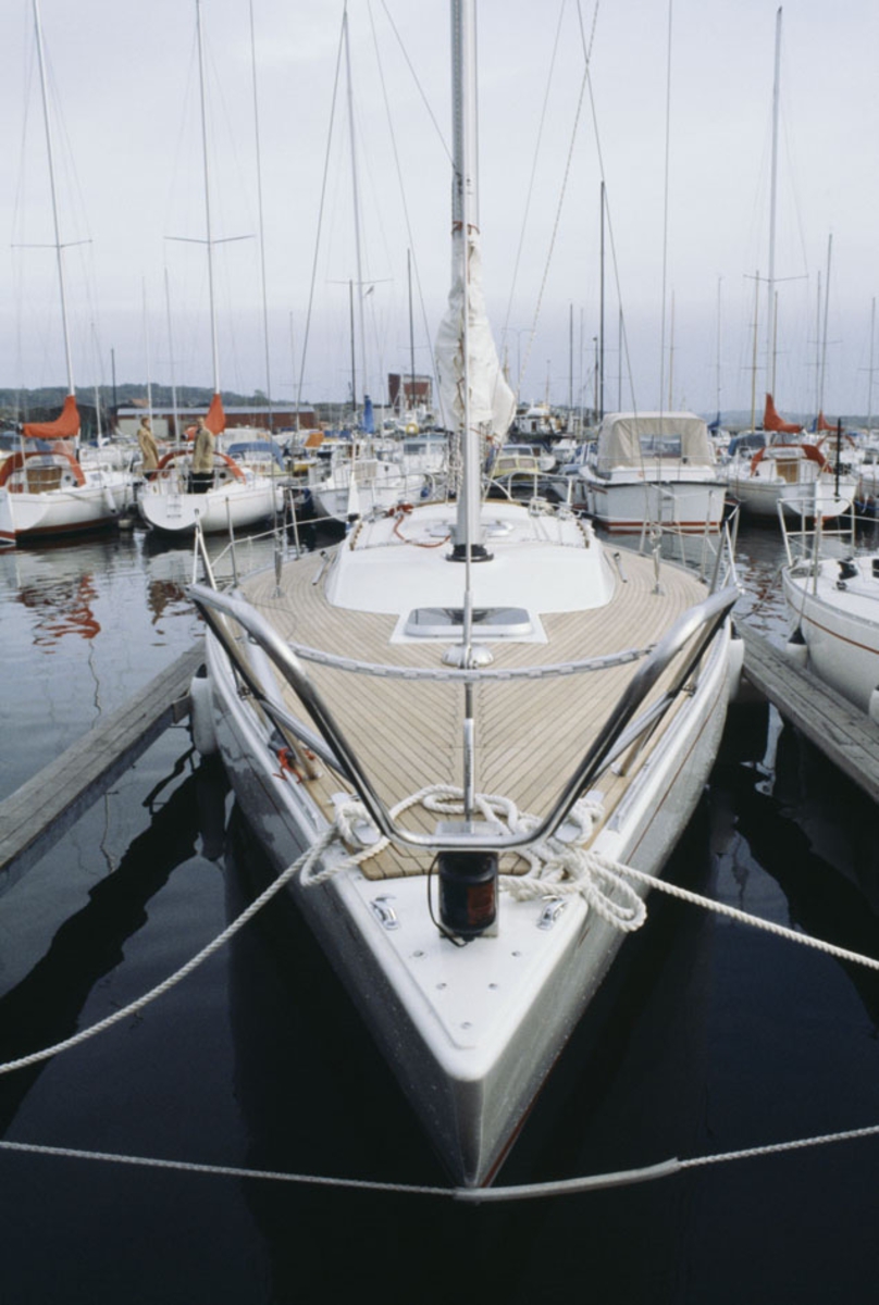 Albin Nova vid brygga i Fiskebäcks hamn.