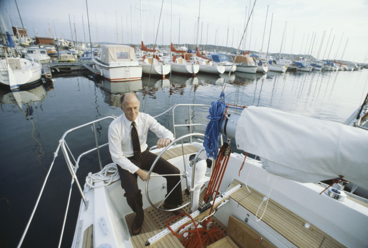 Albin Nova vid brygga i Fiskebäcks hamn. Representant från Albin Marin i sittbrunnen.