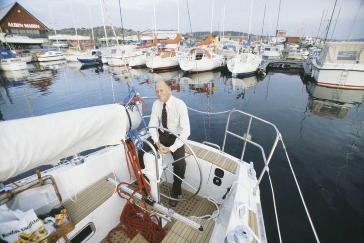 Albin Nova vid brygga i Fiskebäcks hamn. Representant från Albin Marin i sittbrunnen.