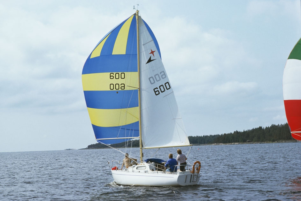 En Albin Viggen seglar för spinnaker.