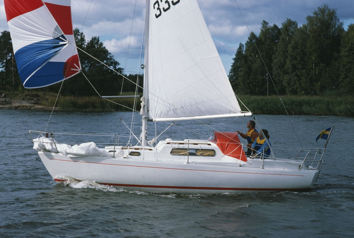 En Albin Vega seglar för spinnaker.