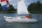 En Albin Vega seglar för spinnaker.