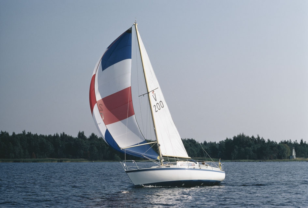 En Albin Vega seglar för spinnaker.