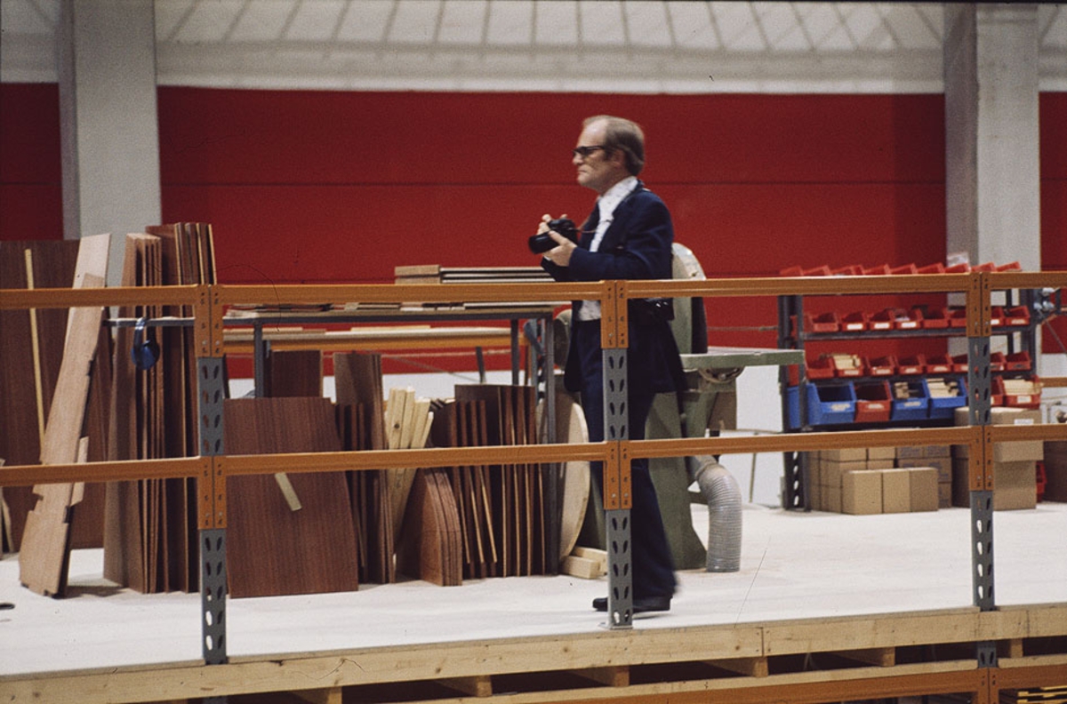Besökare med kamera vid invigningen av Albin Marins anläggning i Gustavsvik, Kristinehamn, 23 januari 1976.