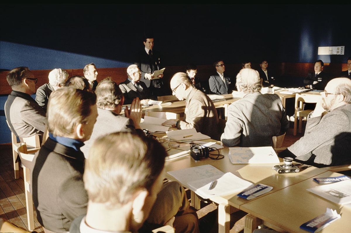 Besökare i Albin Marins anläggning i Gustavsvik, Kristinehamn, vid invigningen 23 januari 1976.