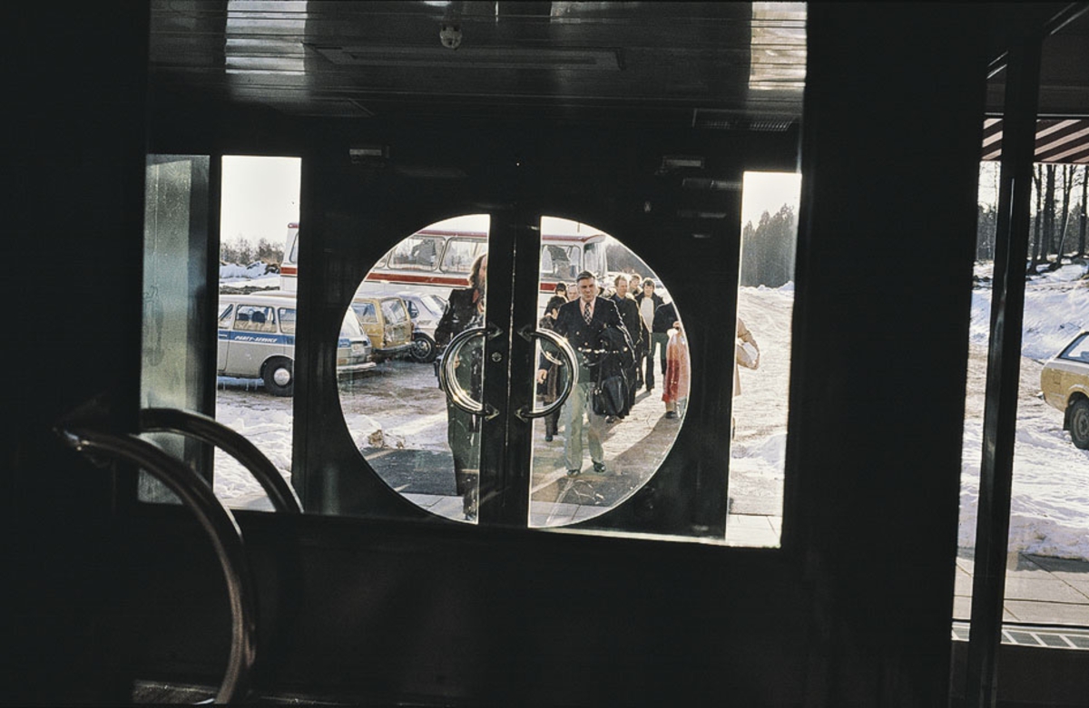 Besökare anländer till Albin Marins anläggning i Gustavsvik, Kristinehamn, vid invigningen 23 januari 1976.