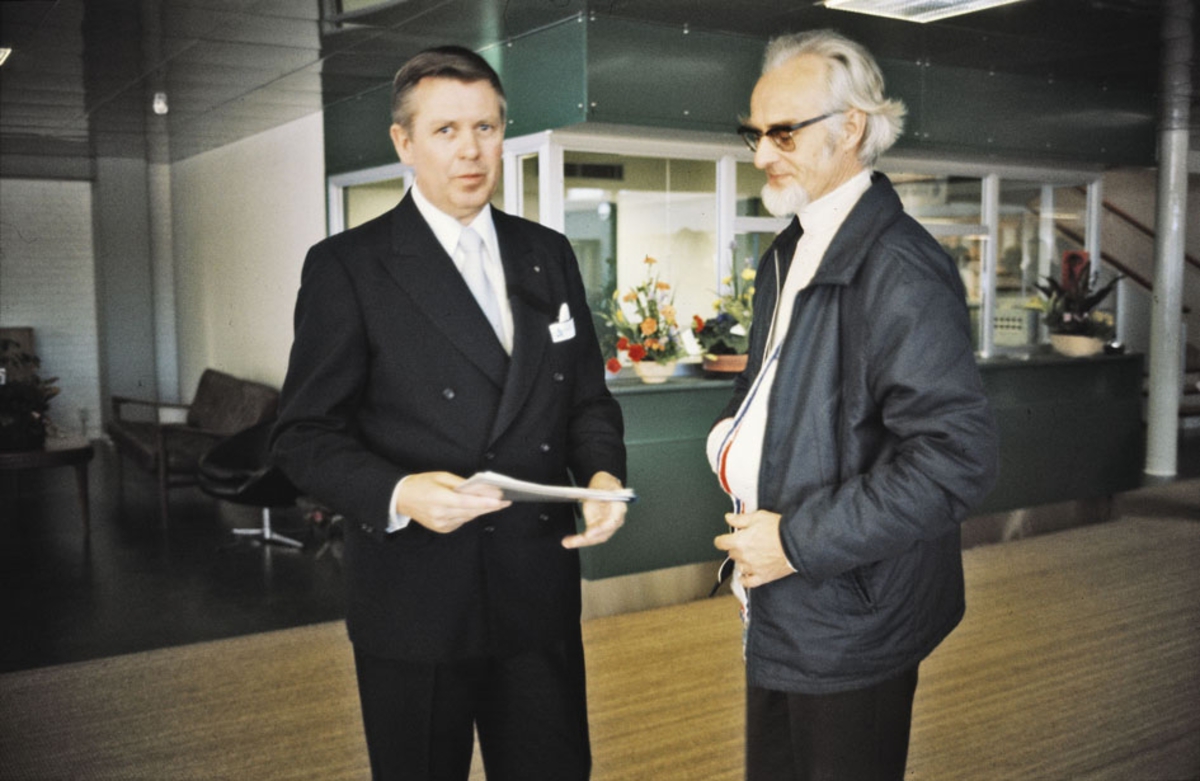 VD Uno Eriksson samtalar med en besökare i Albin Marins anläggning i Gustavsvik, Kristinehamn, vid invigningen 23 januari 1976.