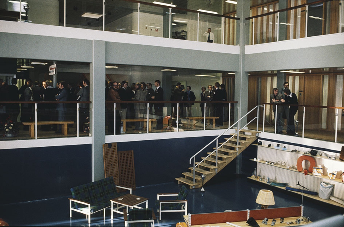 Besökare i Albin Marins anläggning i Gustavsvik, Kristinehamn, vid invigningen 23 januari 1976.