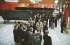 VD Uno Eriksson visar runt besökare i Albin Marins anläggning i Gustavsvik, Kristinehamn, vid invigningen 23 januari 1976.
