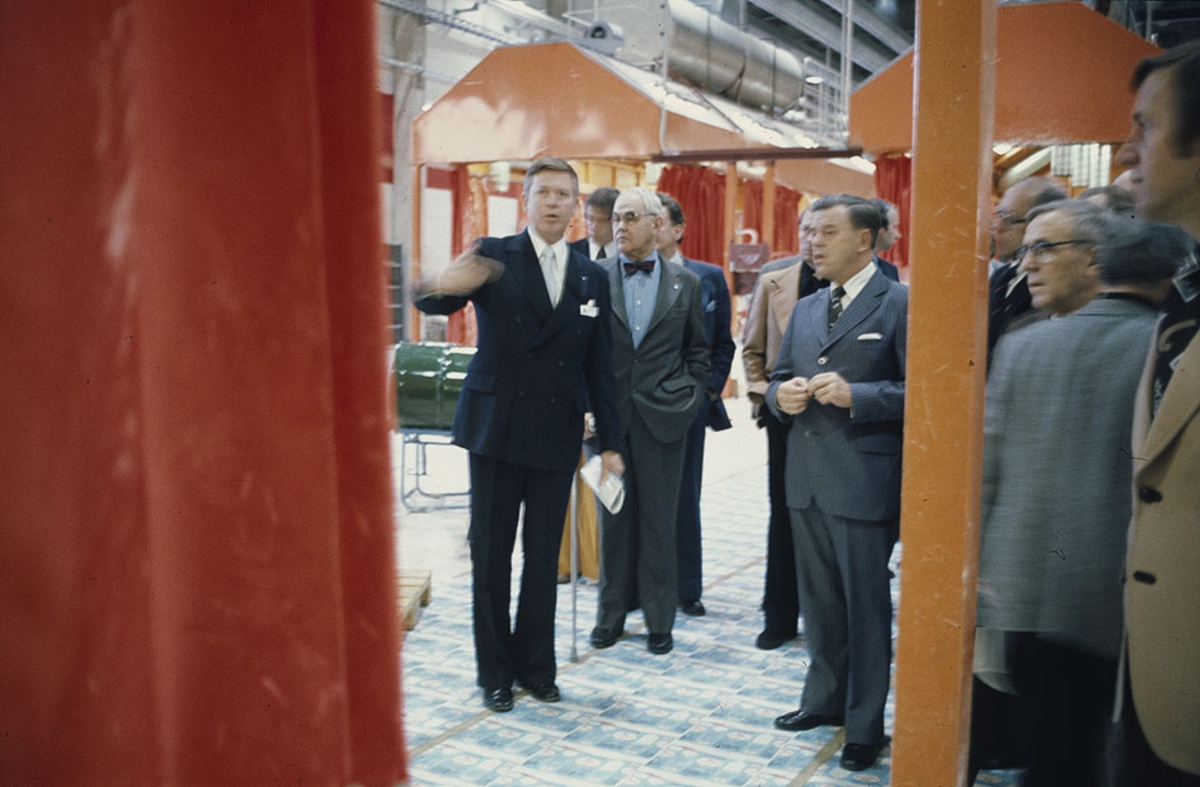 VD Uno Eriksson visar runt besökare i Albin Marins anläggning i Gustavsvik, Kristinehamn, vid invigningen 23 januari 1976.