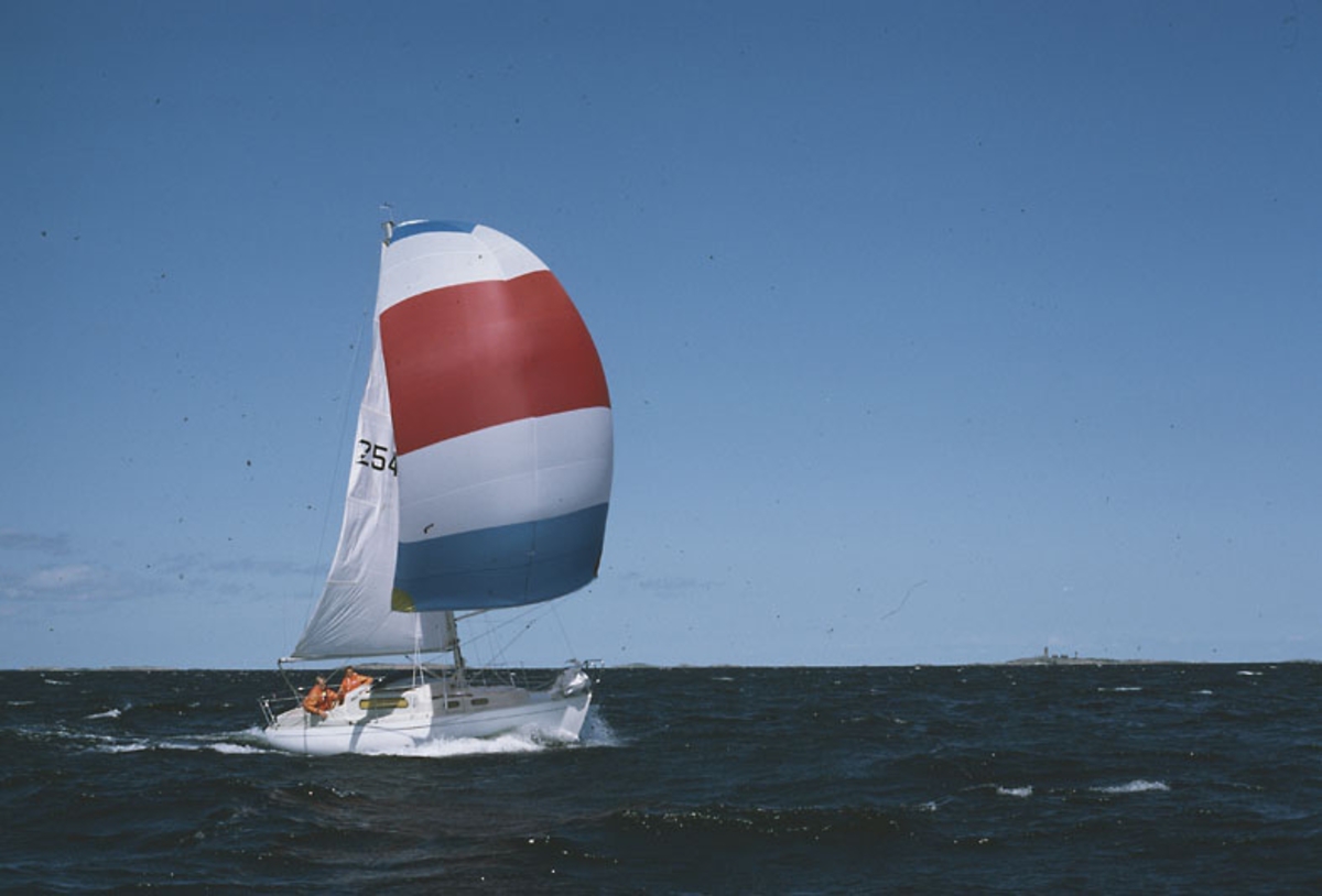 En Albin Vega seglar för spinnaker.