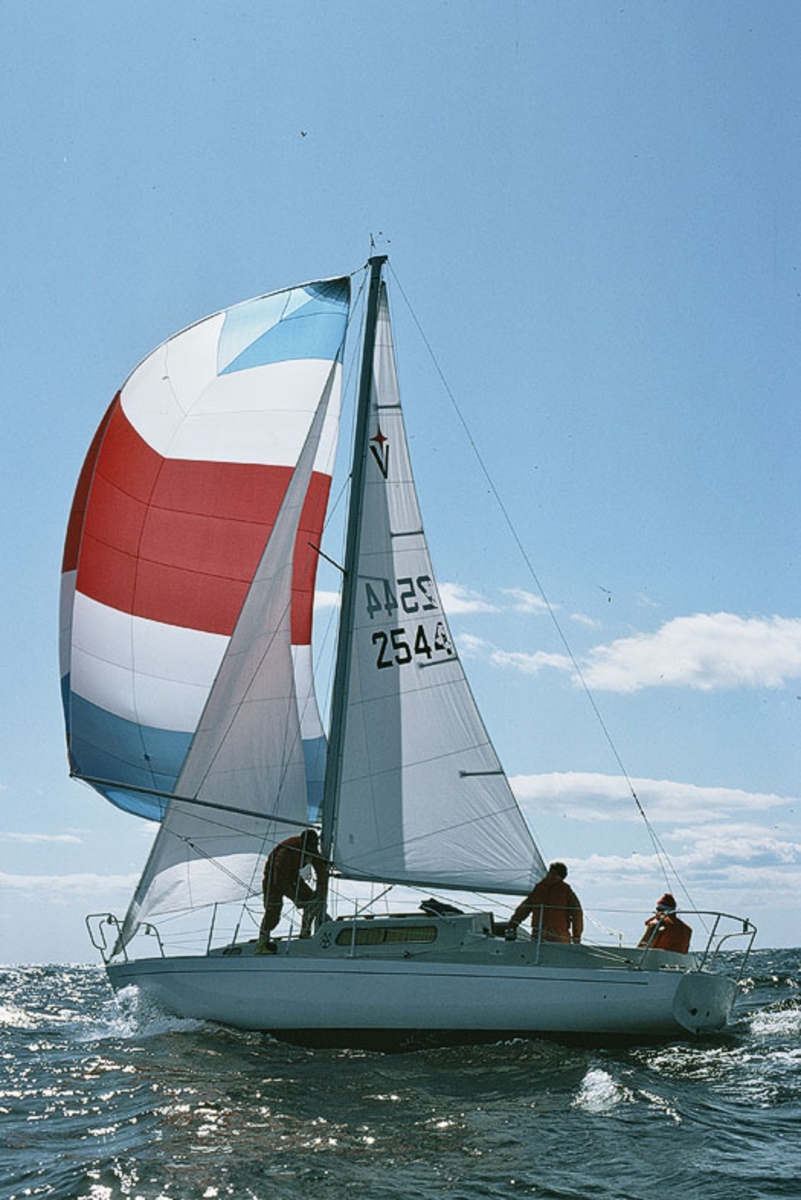En Albin Vega seglar för spinnaker.