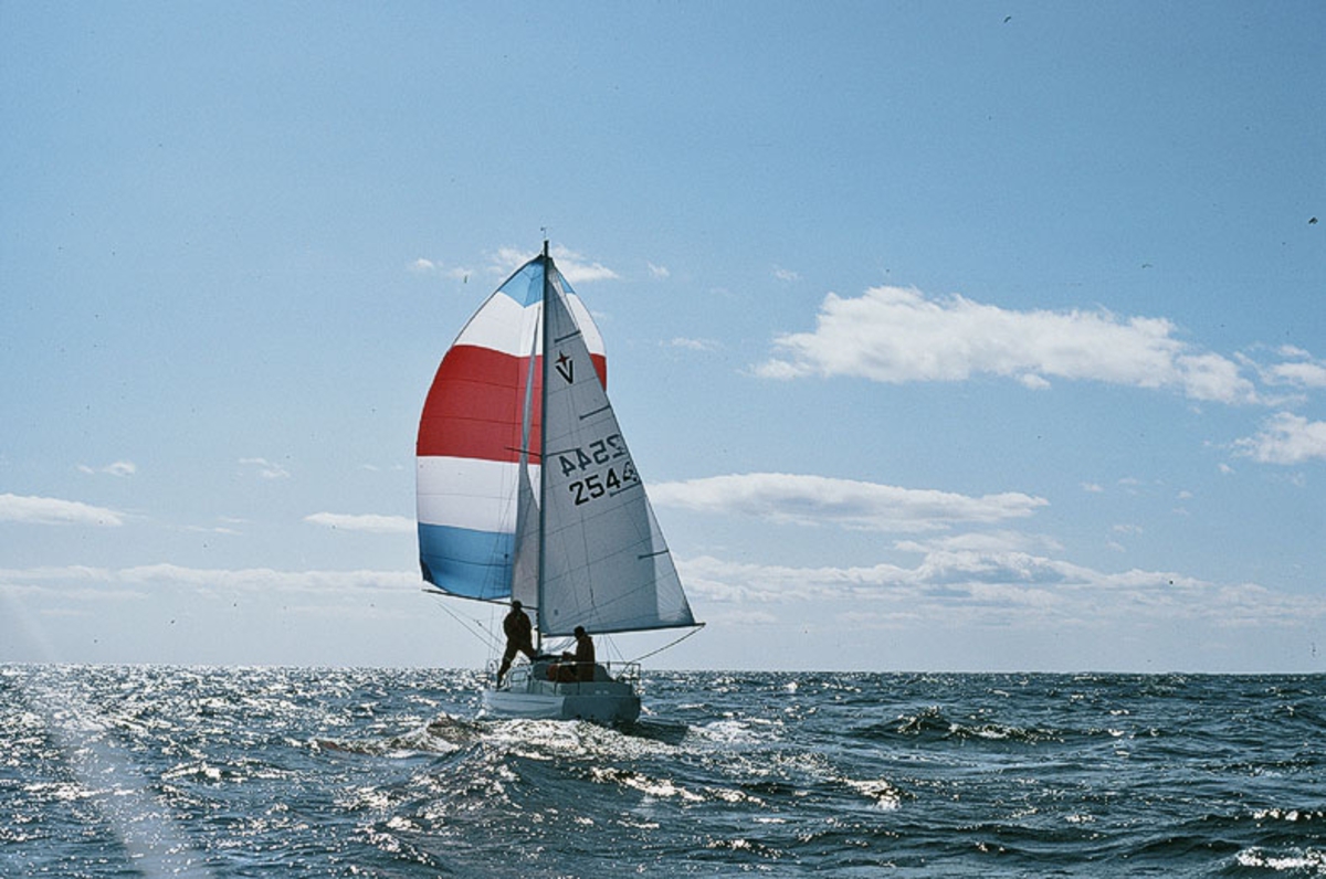 En Albin Vega seglar för spinnaker.