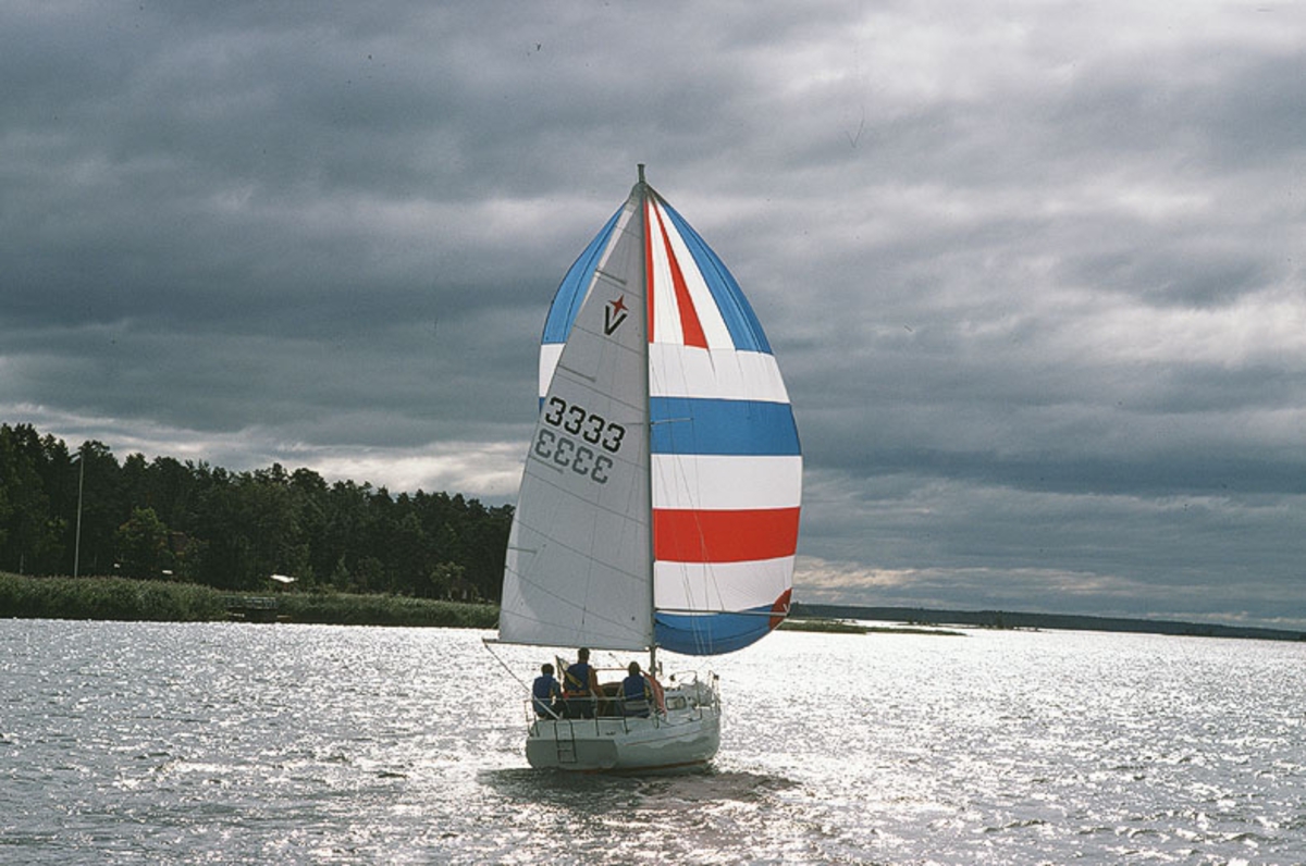 En Albin Vega seglar för spinnaker.
