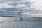 En Albin Vega seglar för spinnaker.