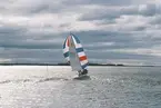 En Albin Vega seglar för spinnaker.