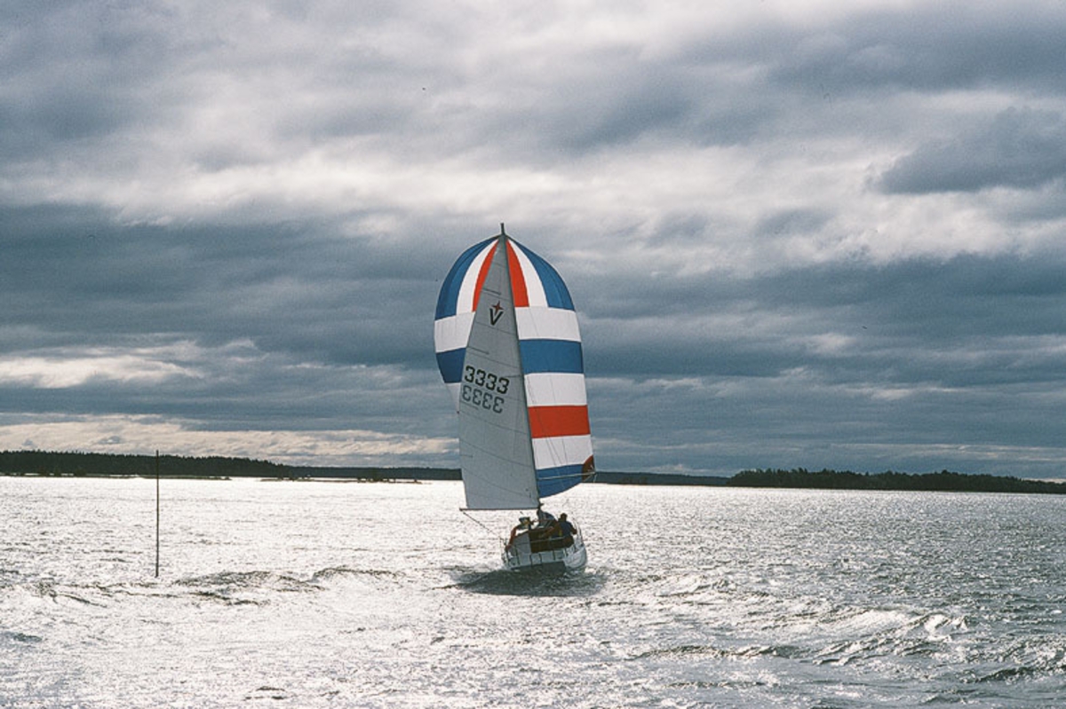En Albin Vega seglar för spinnaker.