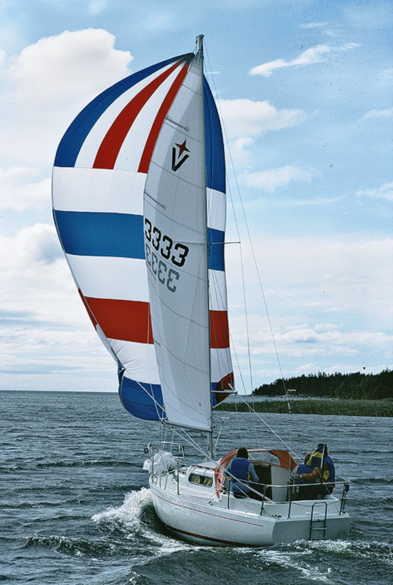 En Albin Vega seglar för spinnaker.