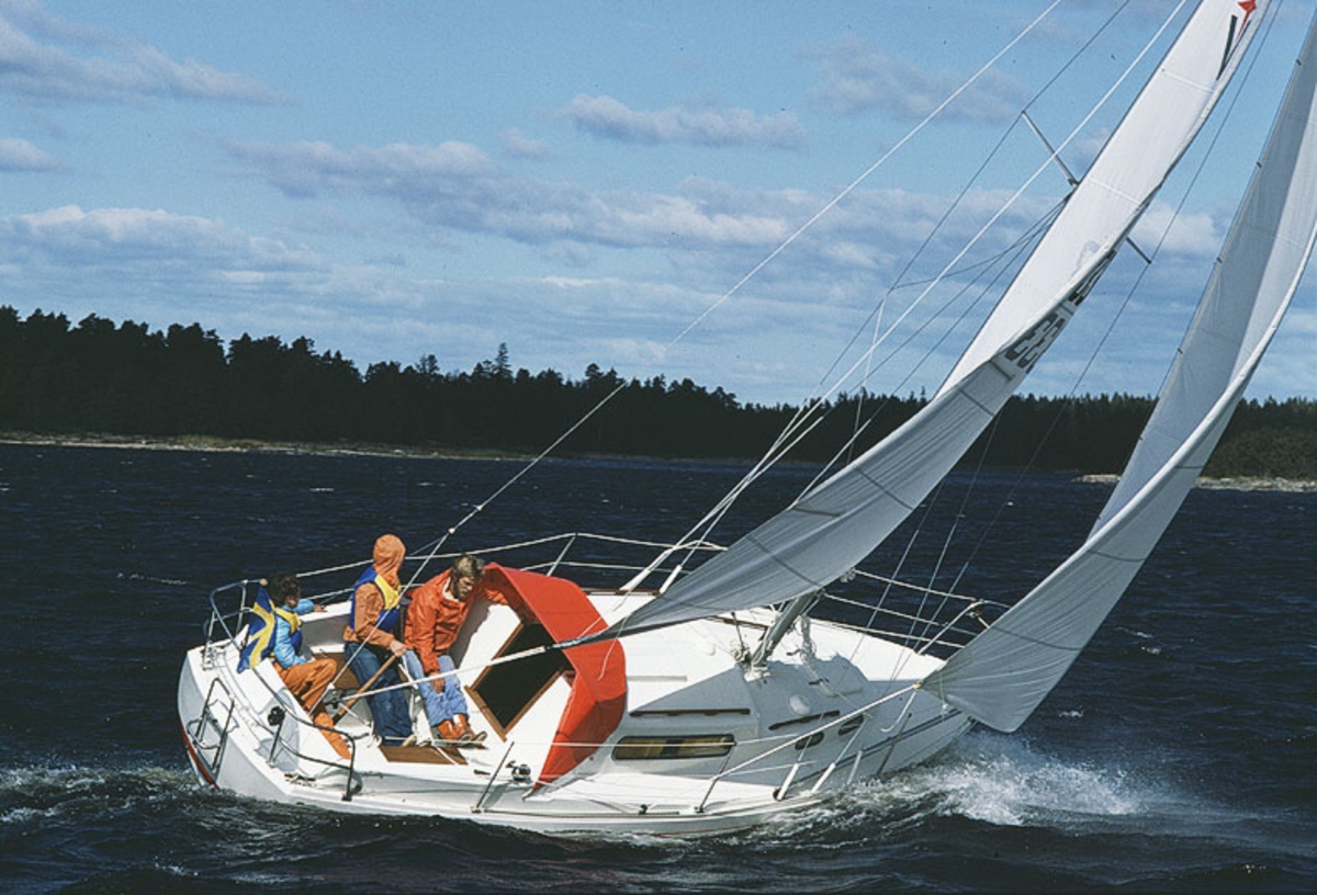 En Albin Vega seglar på Vänern.