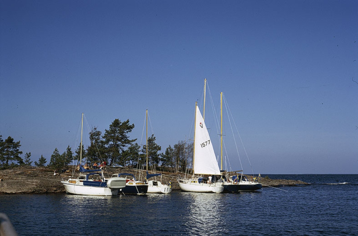 Albin-båtar vid klippa i Vänern.