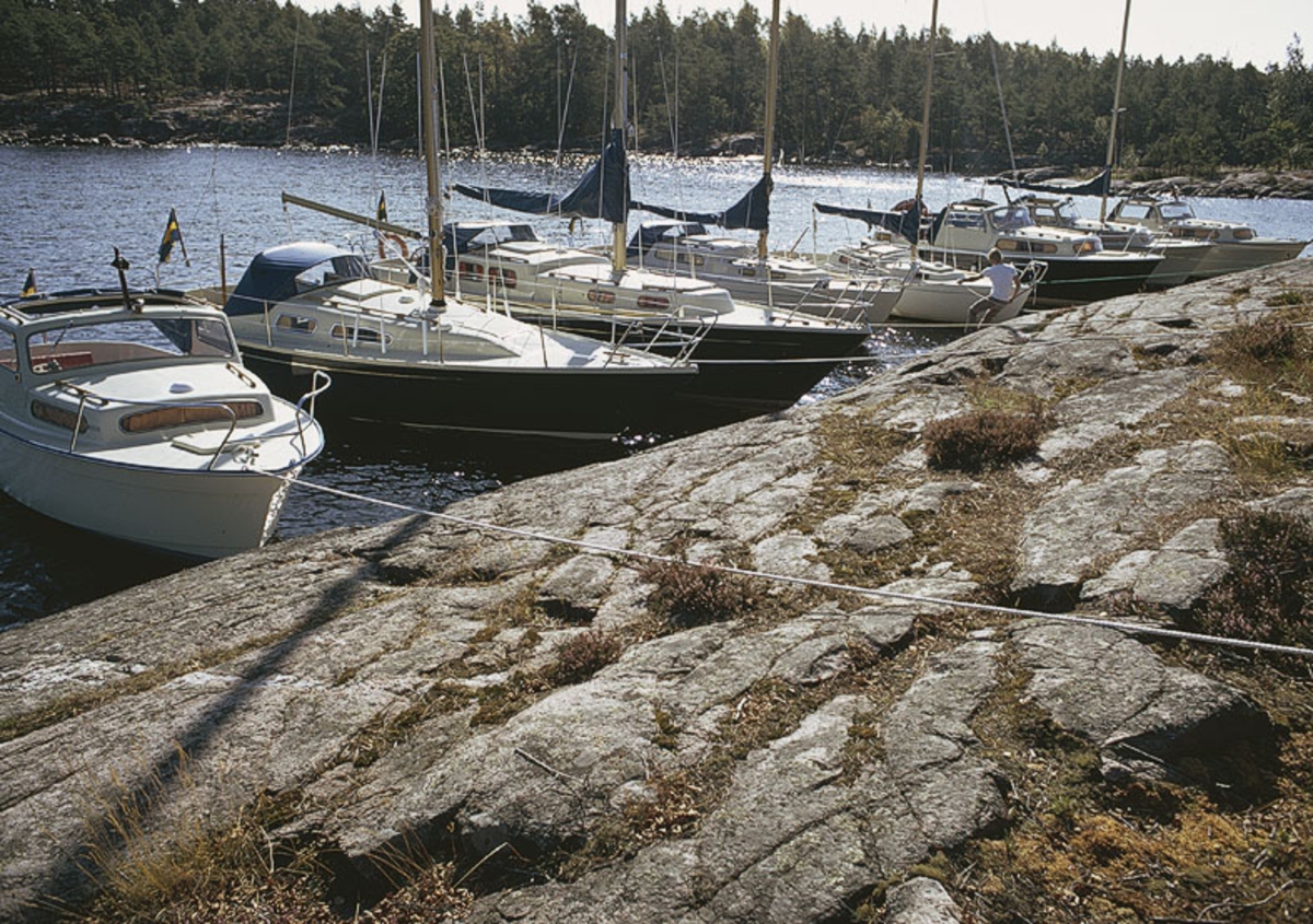 Albin-båtar vid klippa i Vänern.