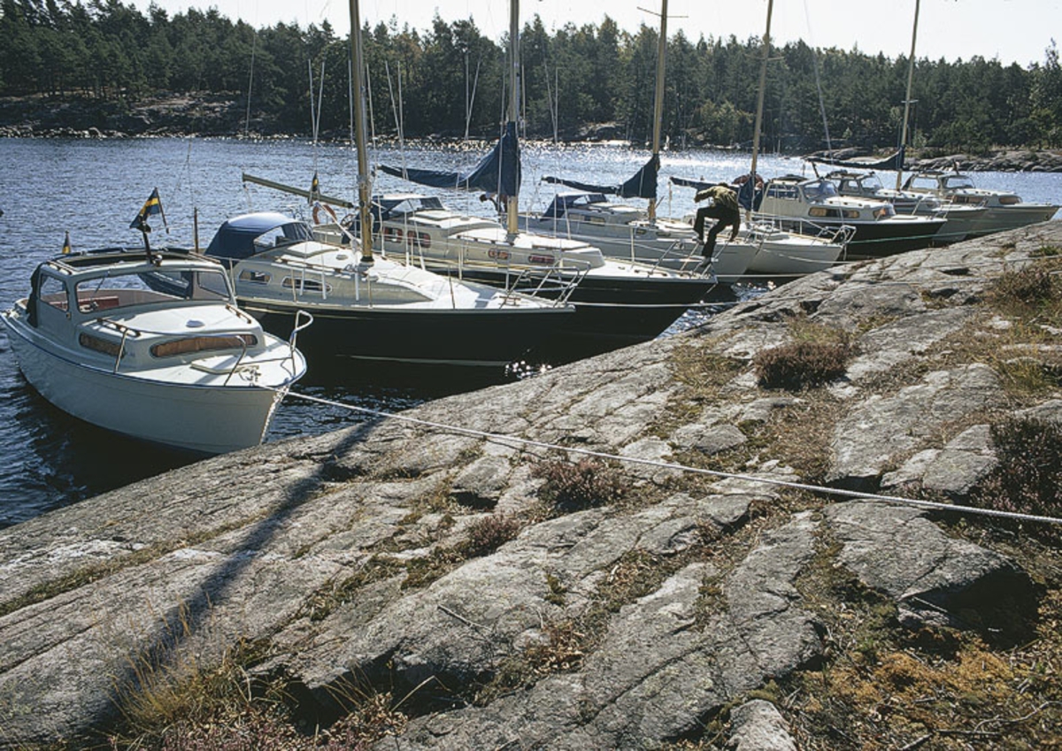 Albin-båtar vid klippa i Vänern.