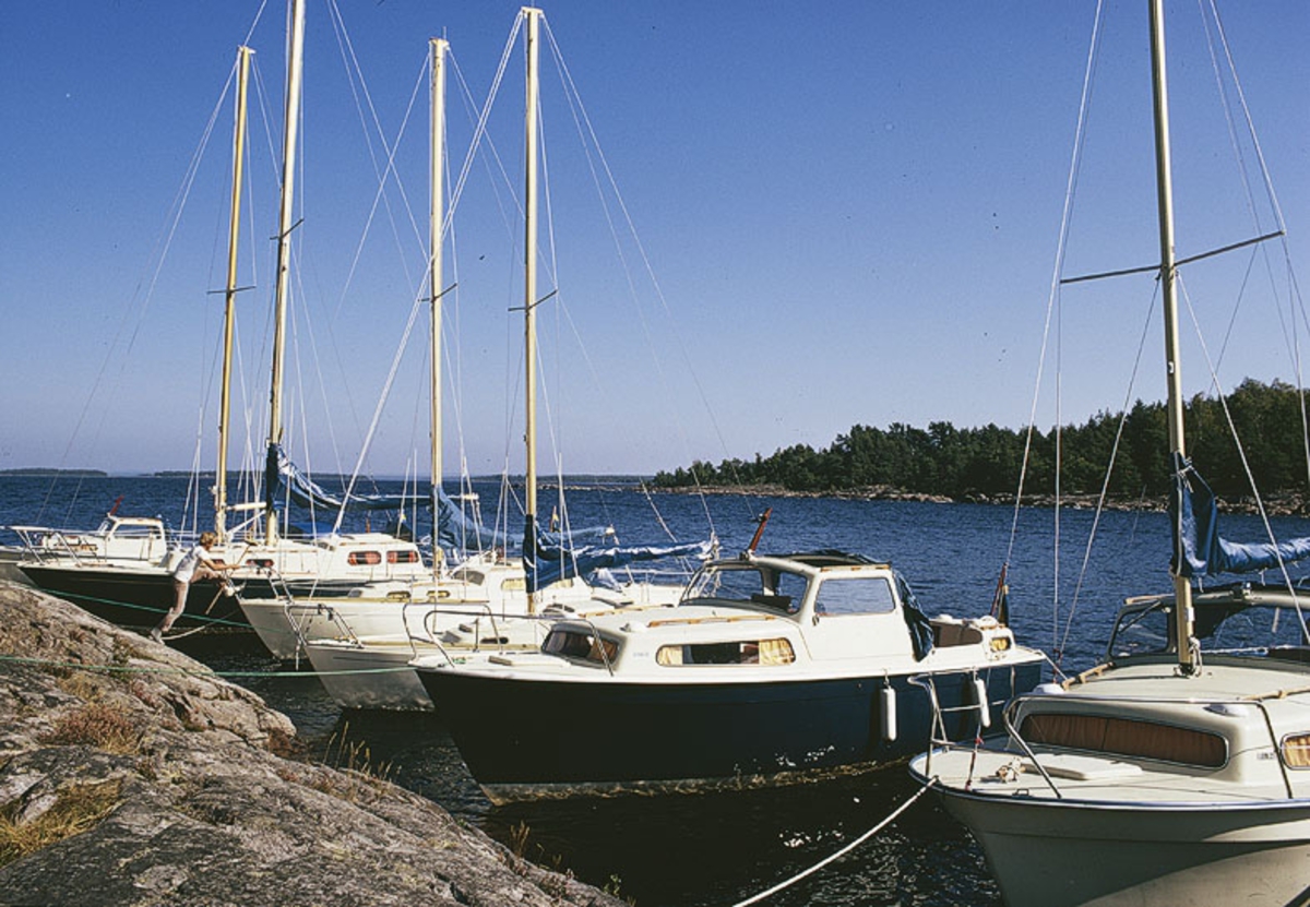 Albin-båtar vid klippa i Vänern.