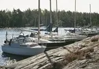 Albin-båtar vid klippa i Vänern. Närmast kameran en Albin 21.