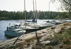 Albin-båtar vid klippa i Vänern. Närmast kameran en Albin 21.