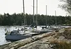 Albin-båtar vid klippa i Vänern. Närmast kameran en Albin 21.