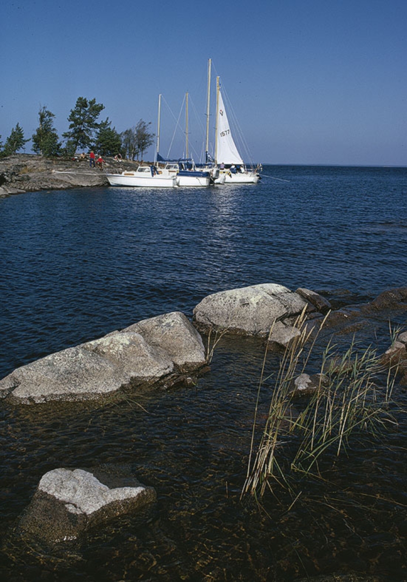 Albin-båtar vid klippa i Vänern.