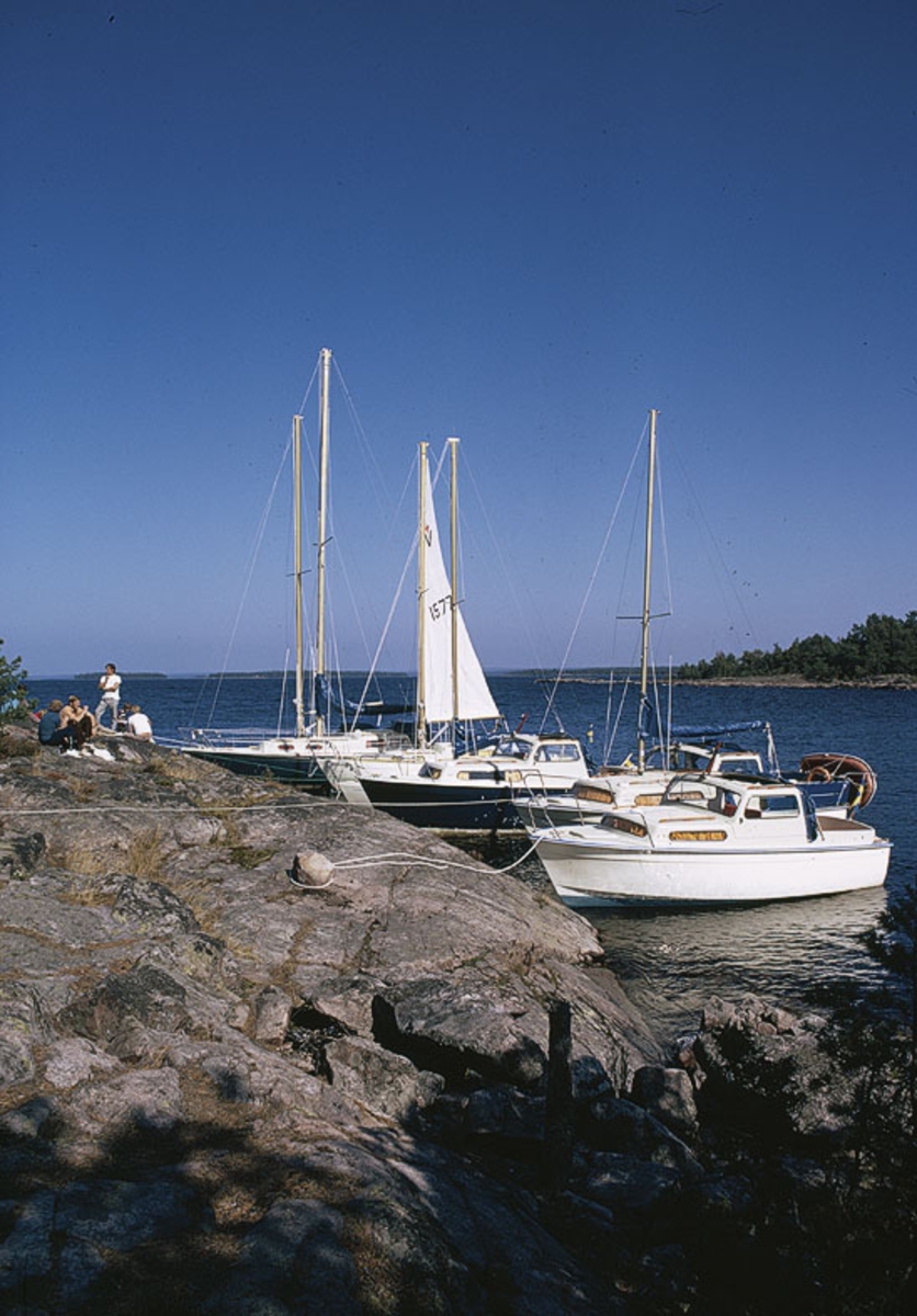 Albin-båtar vid klippa i Vänern.