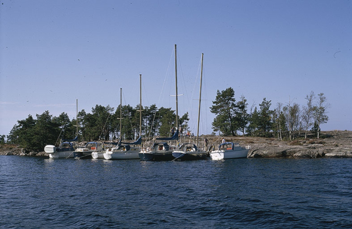 Albin-båtar vid klippa i Vänern.