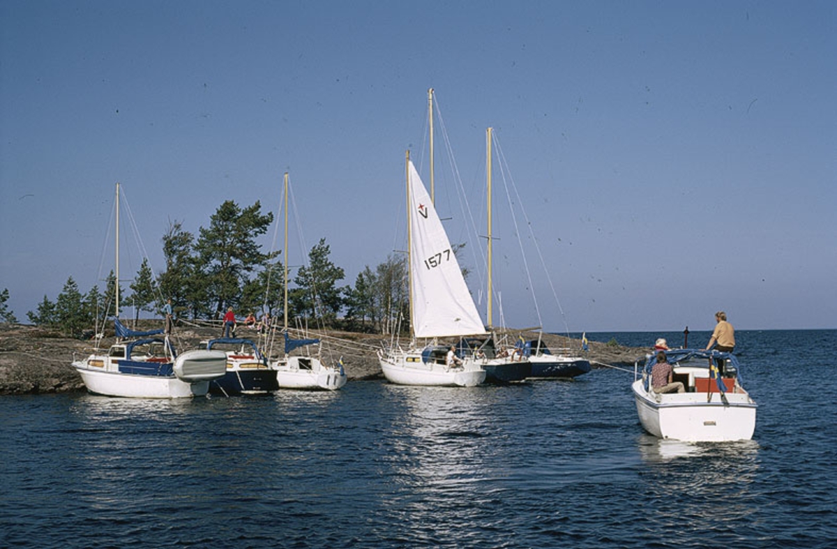 Albin-båtar vid klippa i Vänern.