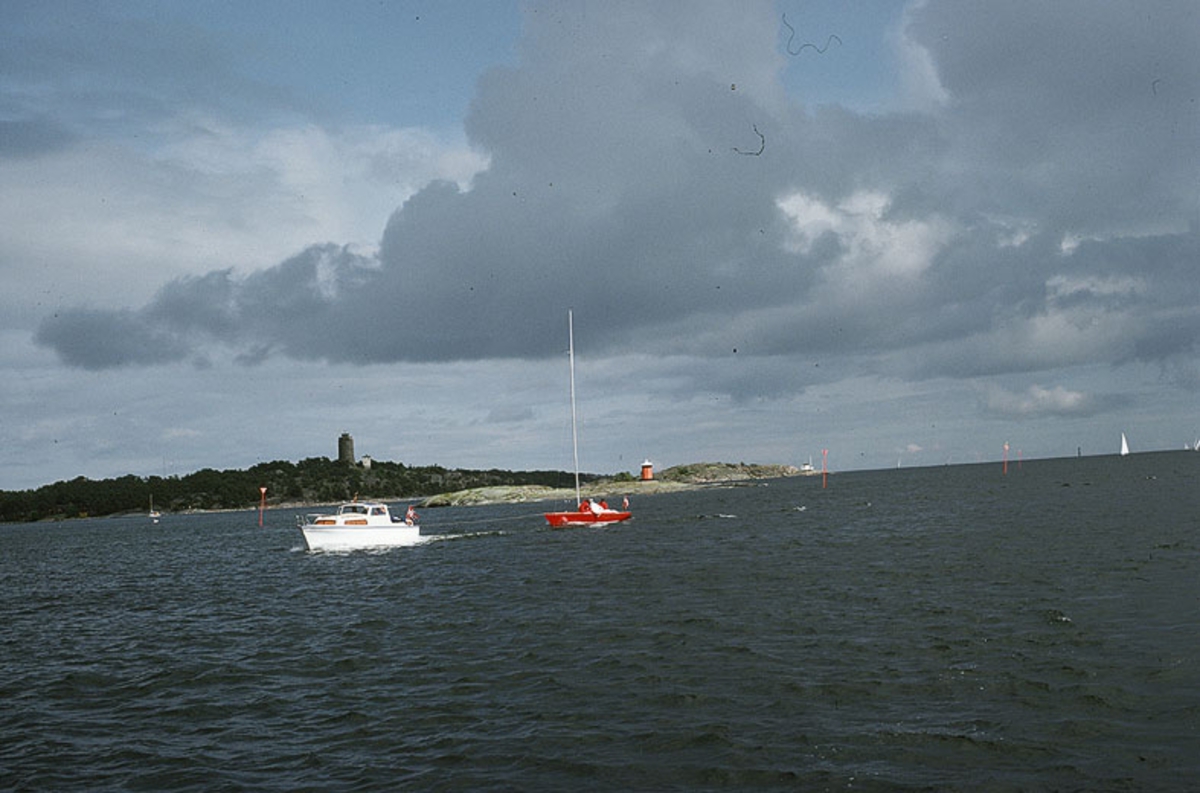 Norskflaggad Albin 25 bogserar en segelbåt