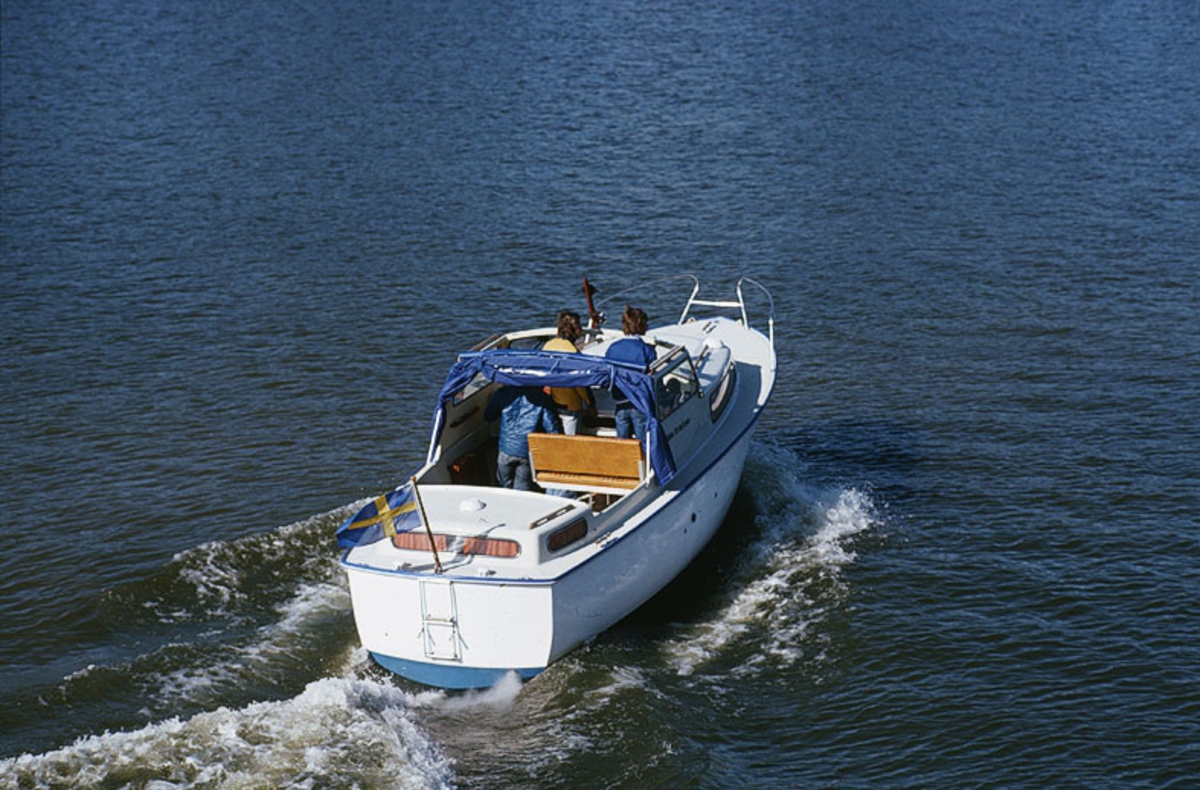 Albin 25 deluxe. Marknadsföringsbild.