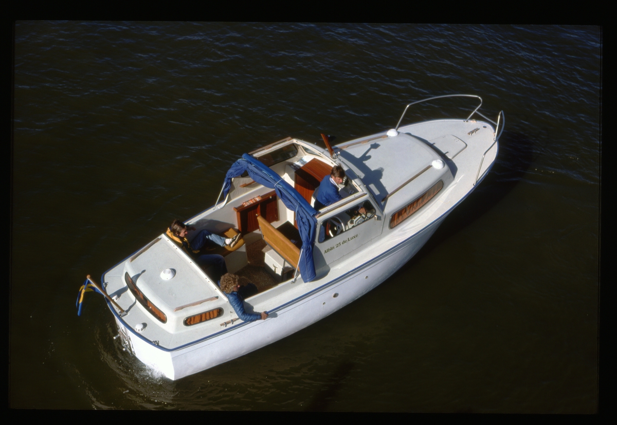 Albin 25 deluxe. Marknadsföringsbild.