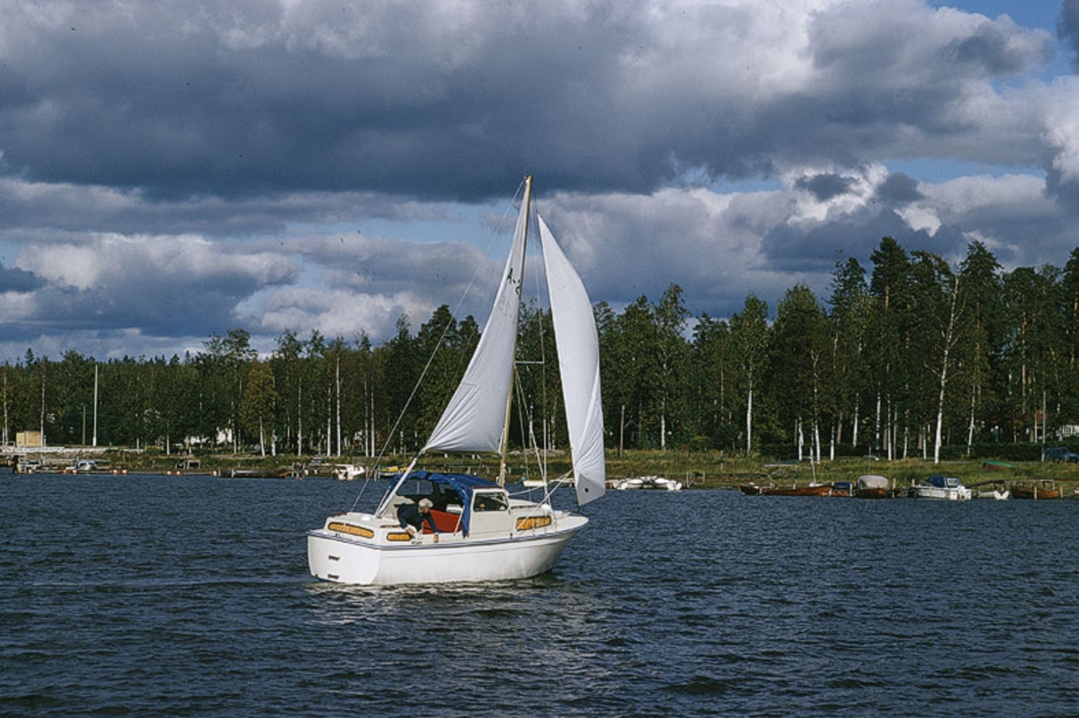 Albin 25 deluxe med rigg och stödsegel satta. Marknadsföringsbild.