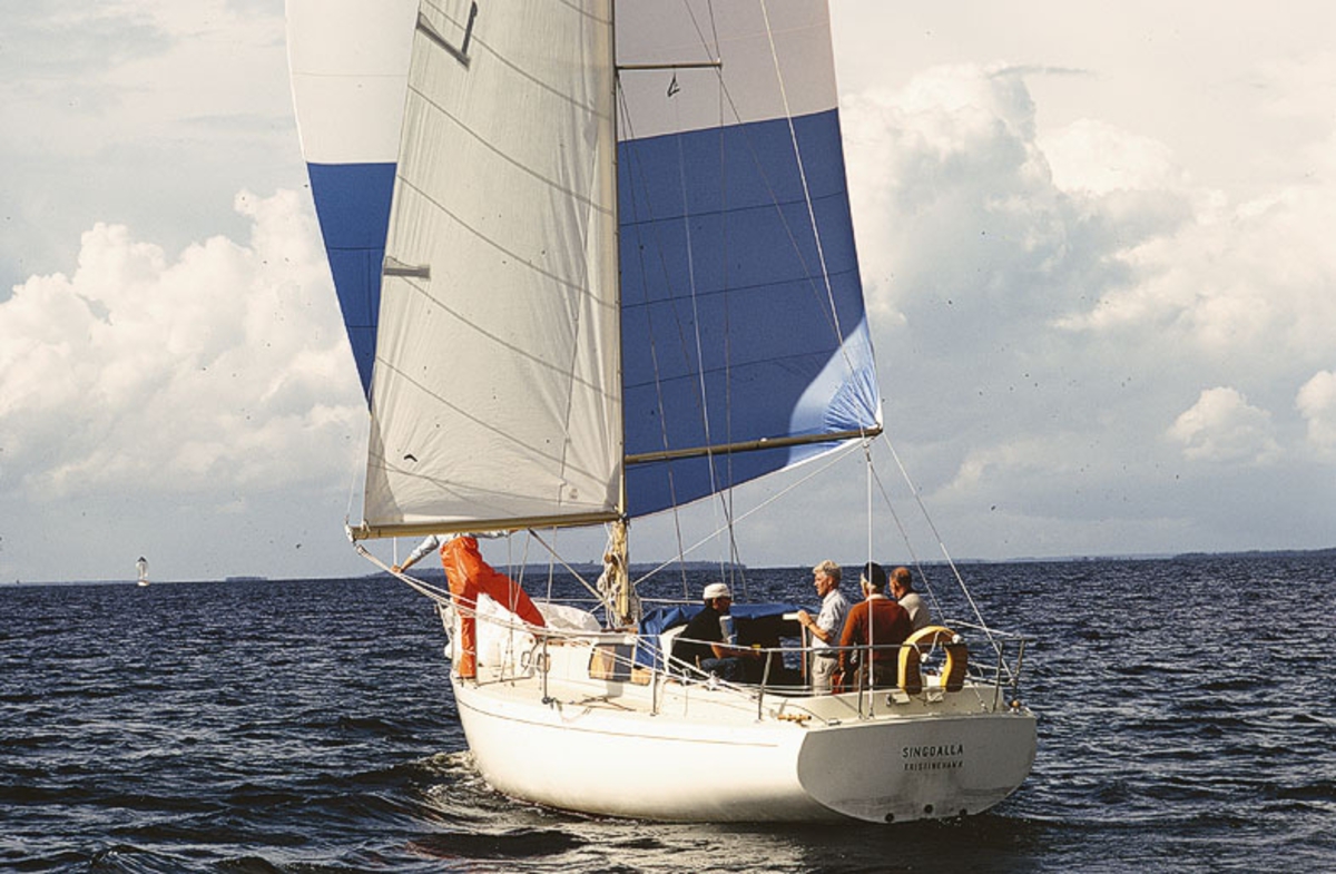 Albin Singoalla seglar för spinnaker.