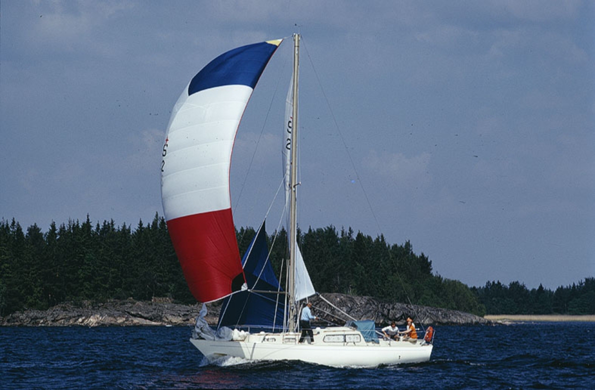 Albin Singoalla seglar för spinnaker.