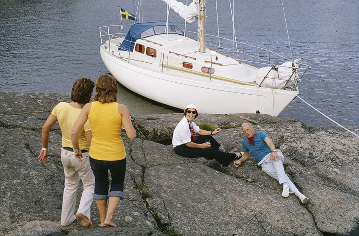 Albin Singoalla förtöjd vid klippa. Marknadsföringsbild.