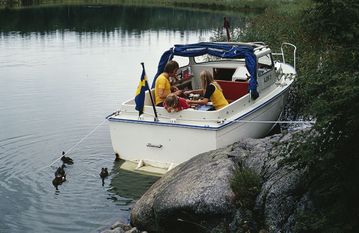 Albin 21 förtöjd i en vik. Marknadsföringsbild.