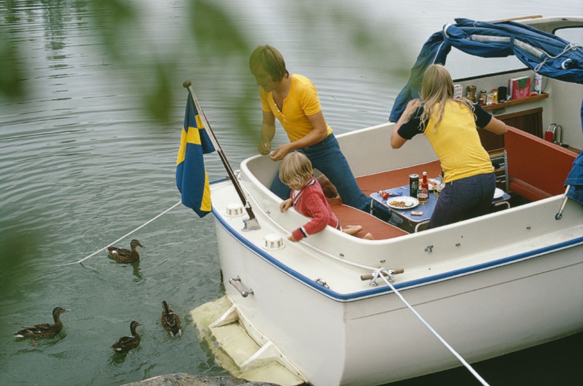 Albin 21 förtöjd i en vik. Marknadsföringsbild.
