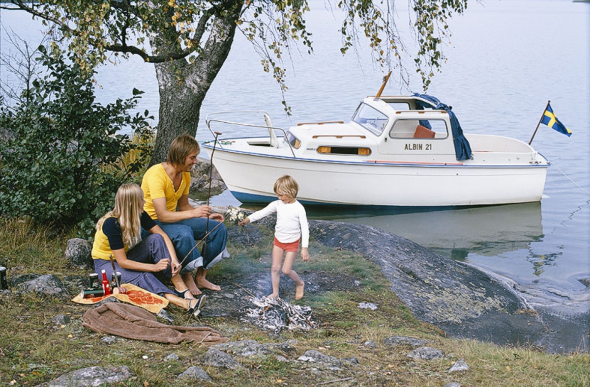 Albin 21 förtöjd i en vik. Marknadsföringsbild.