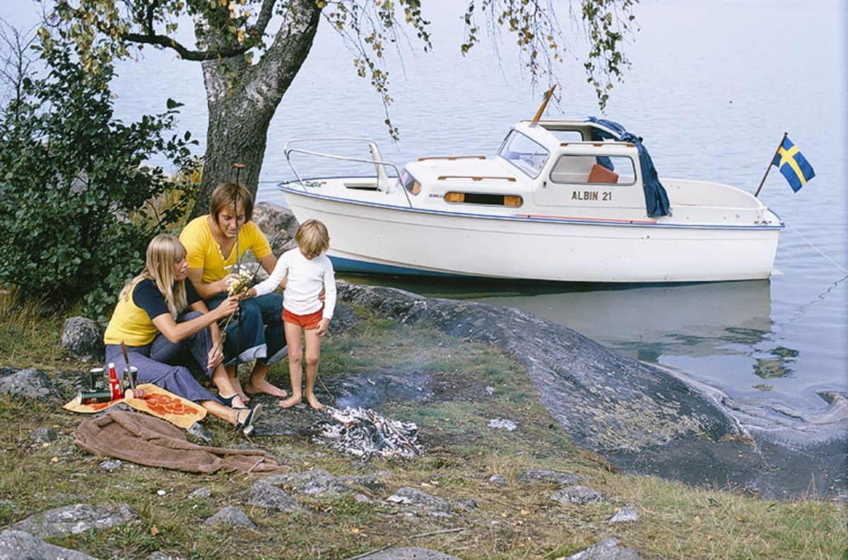 Albin 21 förtöjd i en vik. Marknadsföringsbild.