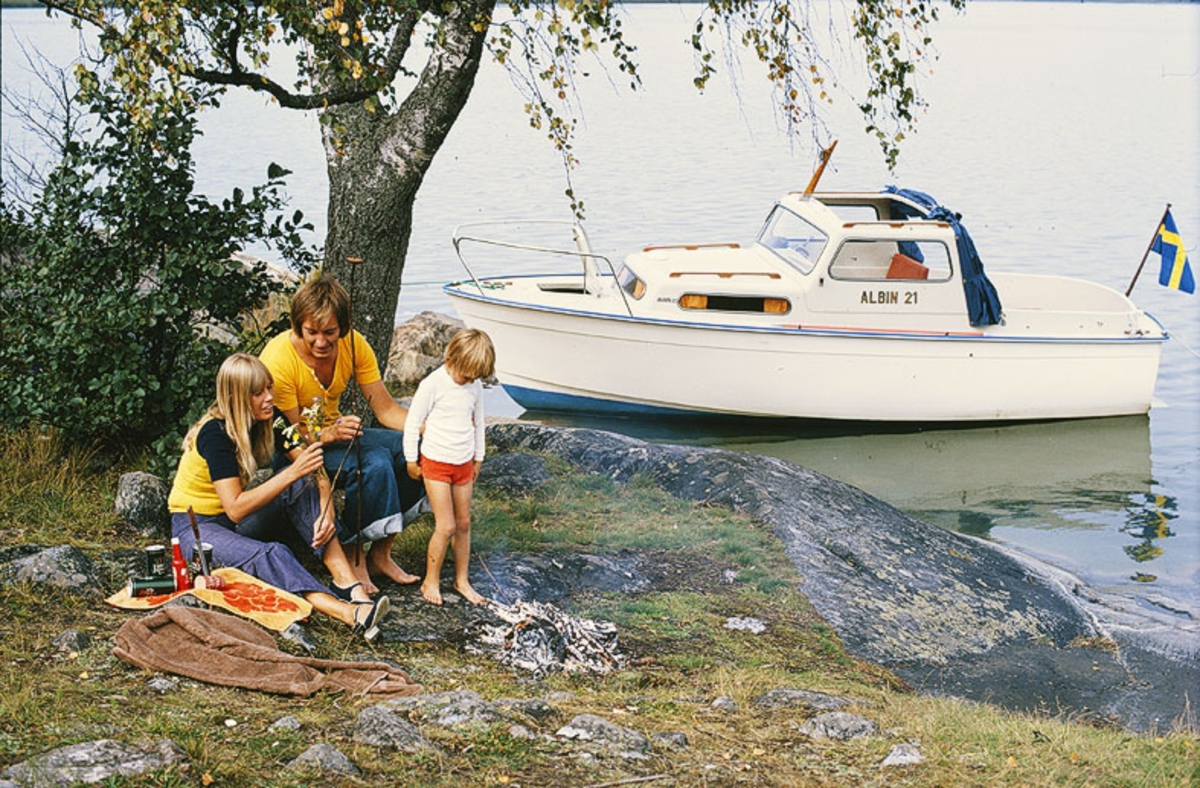 Albin 21 förtöjd i en vik. Marknadsföringsbild.