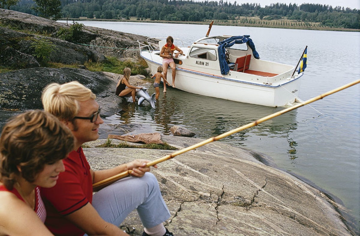 Albin 21 förtöjd i en vik. Marknadsföringsbild.