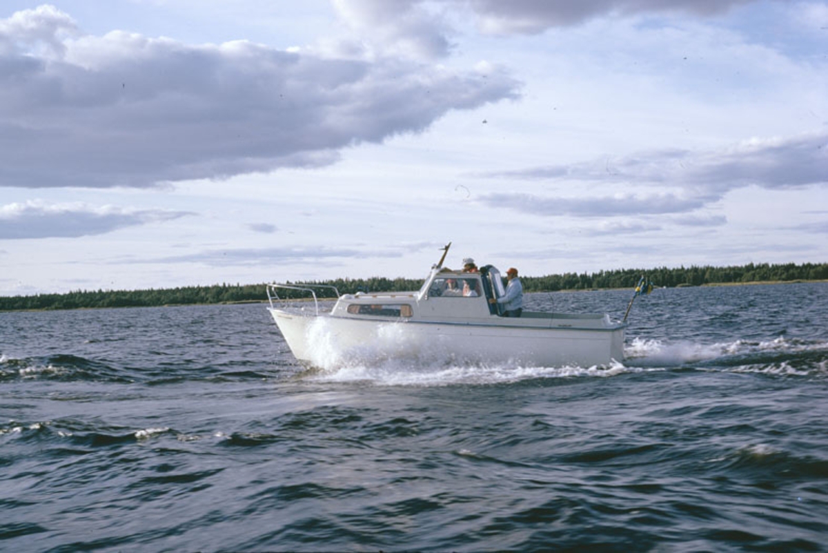 Albin 25