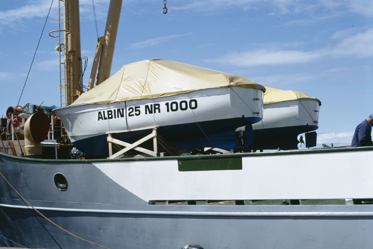 Albin 25 nummer 1000 lastad på fraktfartyg.